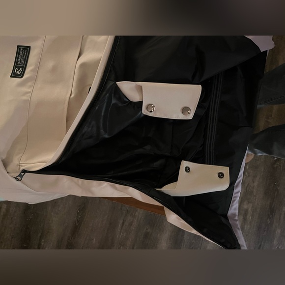 COPY - Woman’s full ski/snowboard jacket. Size medium, fits oversize. Very warm. - Picture 7 of 12